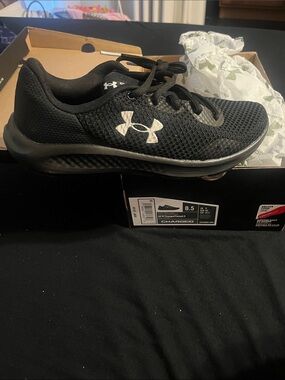 Under Armour Black and Silver Logo, Brand New Size 8.5